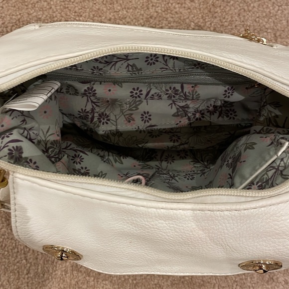 NEW white purse Chenson brand. Multiple zippers/pockets. Perfect for summer! - Picture 6 of 7
